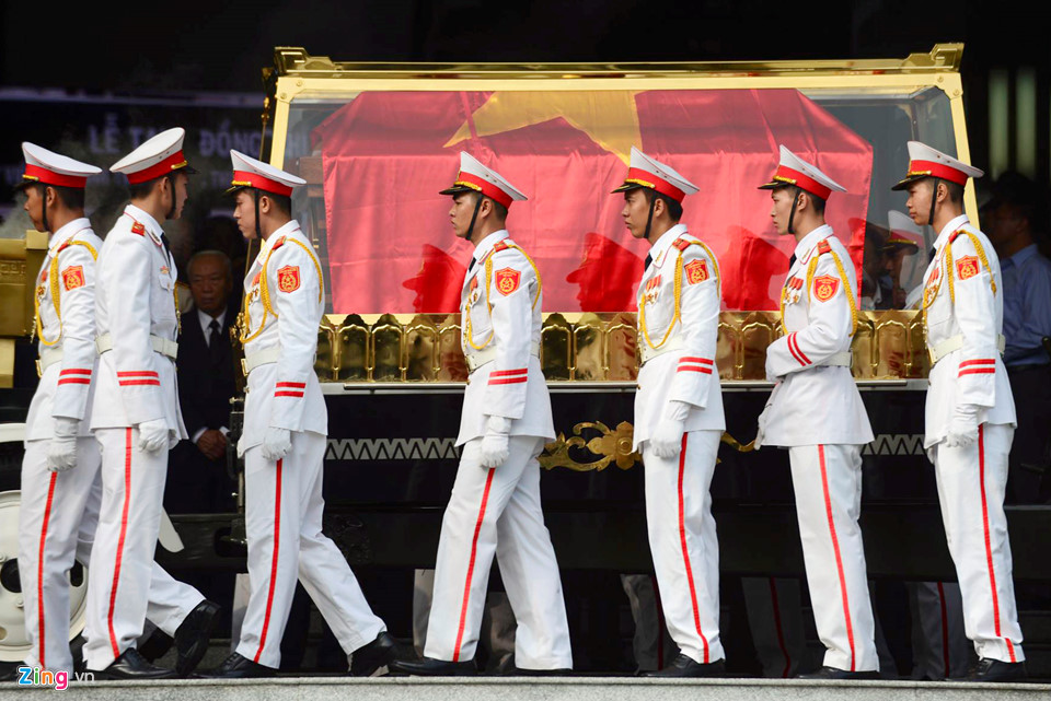 Người dân lập bàn thờ bên đường tiễn biệt ông Sáu Khải